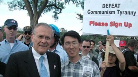 Falsas afirmaciones en redes sociales chinas destacan legado anticomunista de Donald Rumsfeld