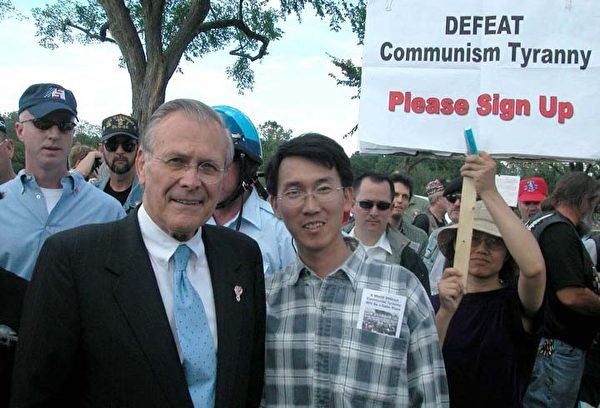 Donald Rumsfeld se hizo una foto con un voluntario del Centro de Servicio Global para Renunciar al PCCh el 29 de mayo de 2005, cerca del Lincoln Memorial. (The Epoch Times)