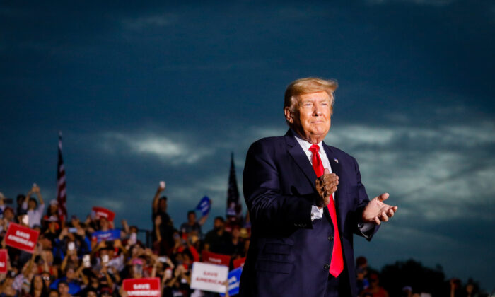 El expresidente Donald Trump asiste a un mitin en Sarasota (Florida) el 3 de julio de 2021. (Eva Marie Uzcategui/Getty Images)