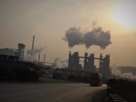 Contaminación causada por una fábrica local de aluminio en la provincia de Shanxi, China. (Cortesía del entrevistado de la edición china de The Epoch Times)