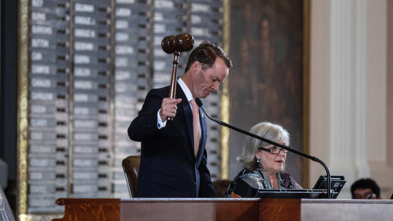 El presidente de la Cámara de Representantes de Texas, Dade Phelan (R), da un golpe de martillo en la sesión especial de la 87ª Legislatura en el Capitolio Estatal de Austin, Texas. (Tamir Kalifa/Getty Images)