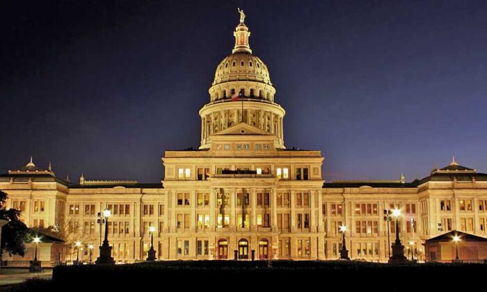 El Capitolio del Estado de Texas por la noche en Austin, Texas, el 18 de diciembre de 2009. (Kumar Appaiah a través de Wikimedia Commons)