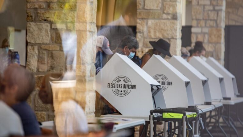 La gente emite su voto en un centro de votación en Austin, Texas, el 13 de octubre de 2020. (Sergio Flores/Getty Images)