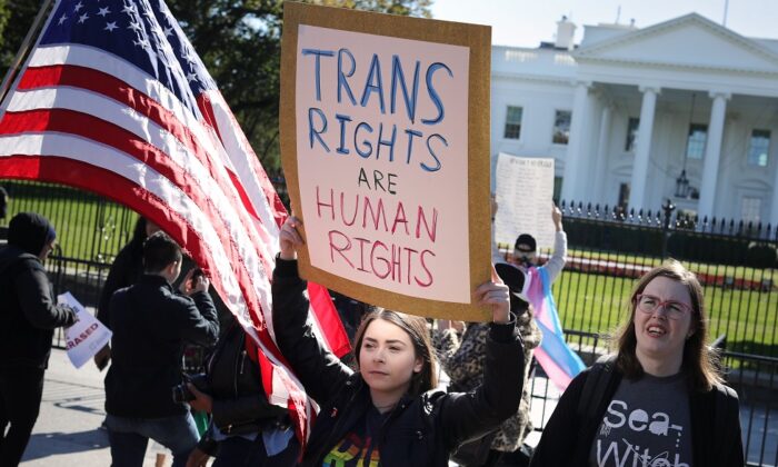 Activistas LGTB del Centro Nacional para la Igualdad Transgénero se manifiestan frente a la Casa Blanca en Washington el 22 de octubre de 2018. (Chip Somodevilla/Getty Images)