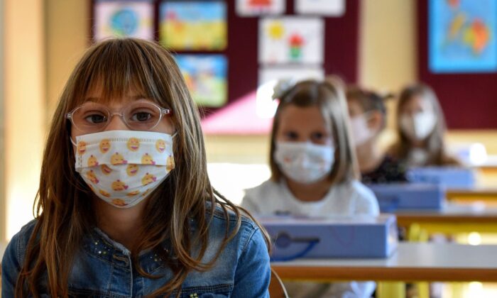 Escolares de Montenegro con mascarillas protectoras para evitar el contagio de COVID-19 en Podgorica, el 30 de septiembre de 2020. (Savo Prelevic/AFP vía Getty Images)