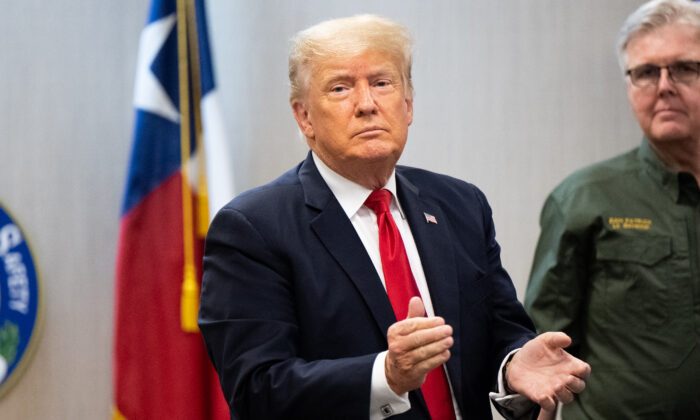 El expresidente Donald Trump aplaude a un miembro de los medios de comunicación después de una sesión informativa sobre seguridad fronteriza en Weslaco, Texas, el 30 de junio de 2021. (Brandon Bell/Getty Images)