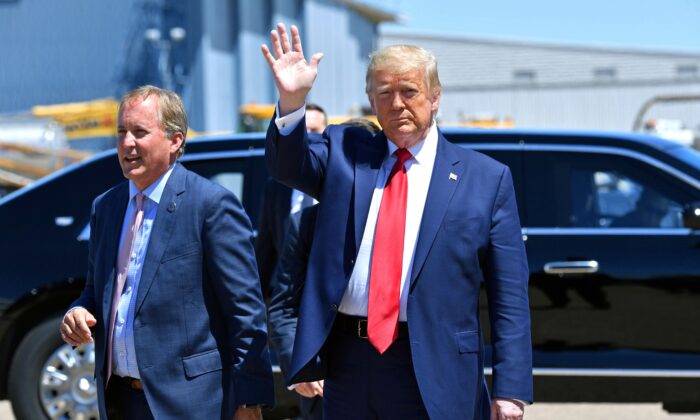 El presidente Donald Trump saluda a su llegada, junto al fiscal general de Texas, Ken Paxton (Izq.), en Dallas, Texas, el 11 de junio de 2020. (Nicholas Kamm/AFP a través de Getty Images)