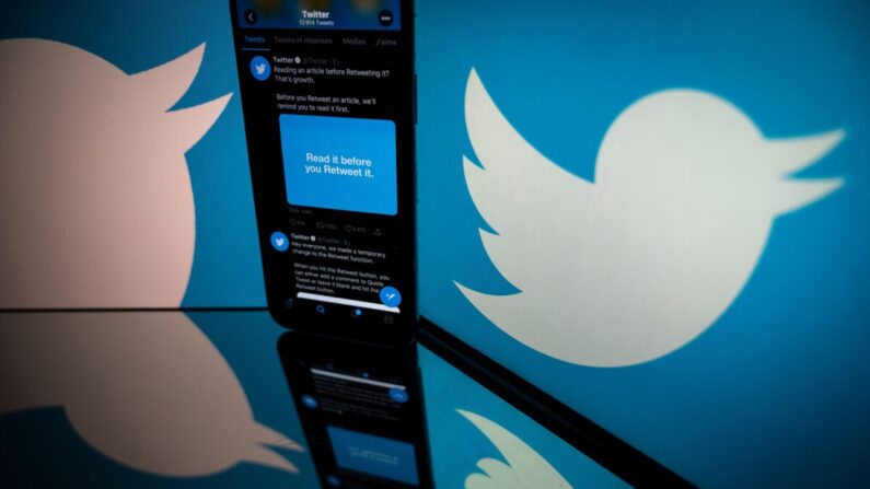 El logo de Twitter se muestra en la pantalla de un smartphone y una tableta en Toulouse, Francia, el 26 de octubre de 2020. (Lionel Bonaventure/AFP vía Getty Images)