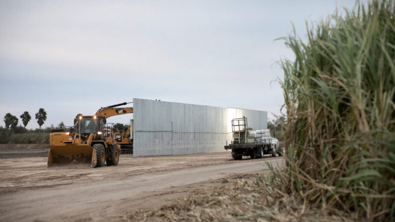 Una excavadora clasifica la tierra cerca de una sección del muro fronterizo de construcción privada cerca de Mission, Texas, el 11 de diciembre de 2019. (John Moore/Getty Images)