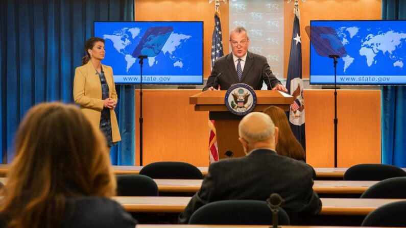 Fotografía cedida por el Departamento de Estado estadounidense donde aparece el secretario adjunto interino de Estado para Asuntos Consulares, Ian Brownlee mientras habla durante una rueda de prensa el pasado 7 de junio de 2021 en Washington. EFE/Departamento de Estado EE.UU.