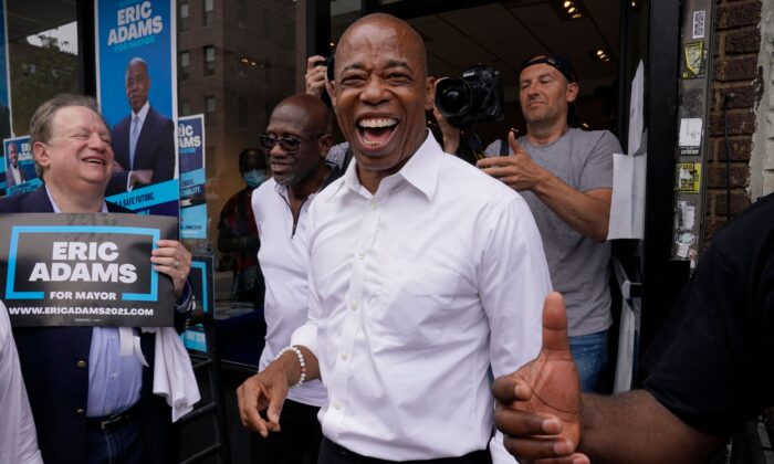 El candidato demócrata a la alcaldía de Nueva York, Eric Adams, sonríe durante un acto en Brooklyn la víspera del día de las elecciones primarias en Nueva York, el 21 de junio de 2021. (Timothy A. Clary/AFP vía Getty Images)