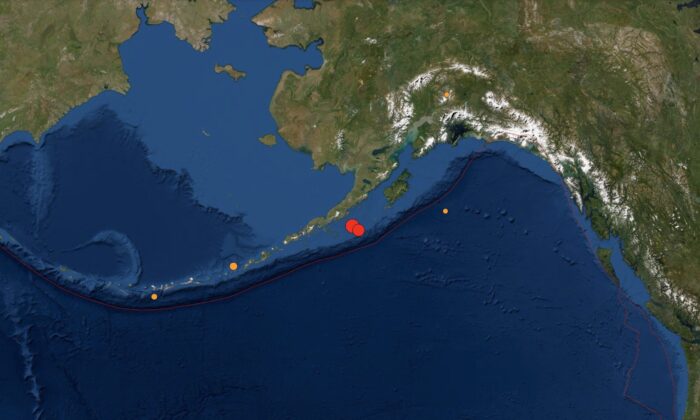 Numerosos sismos, el mayor de los cuales registró una magnitud de 8.2, se registraron frente a la costa de Alaska la noche del 28 de julio de 2021. (Captura de pantalla/USGS)