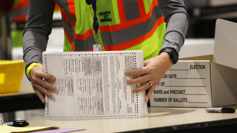 Trabajadores electorales cuentan las boletas en Filadelfia, Pensilvania, el 4 de noviembre de 2020. (Spencer Platt/Getty Images)