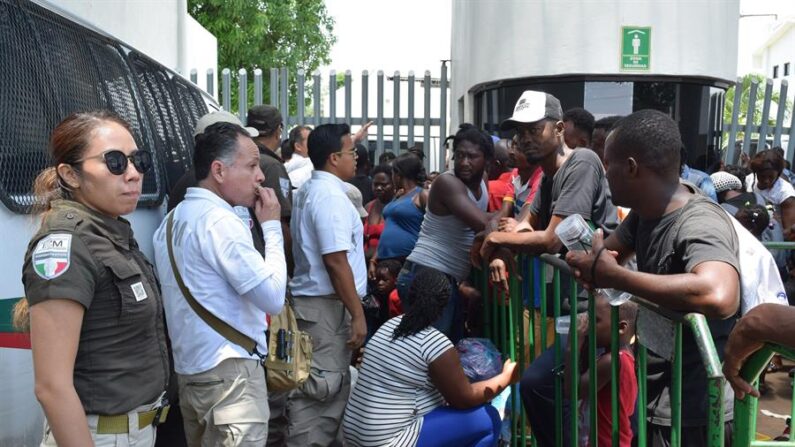 En un comunicado, ambas instituciones señalaron que entre las personas migrantes de nacionalidad guatemalteca y hondureña halladas había 30 menores de edad "que eran trasladados en condición de hacinamiento al interior de una caja seca de un camión". EFE/ José Torres/Archivo