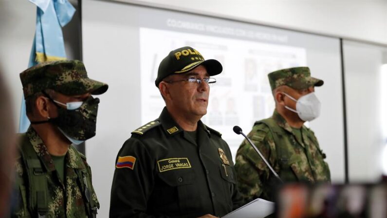 El general Jorge Luis Vargas (c) director de la Policía de Colombia, habla durante una rueda de prensa, el 9 de julio de 2021, en Bogotá (Colombia). (EFE/ Mauricio Dueñas Castañeda)