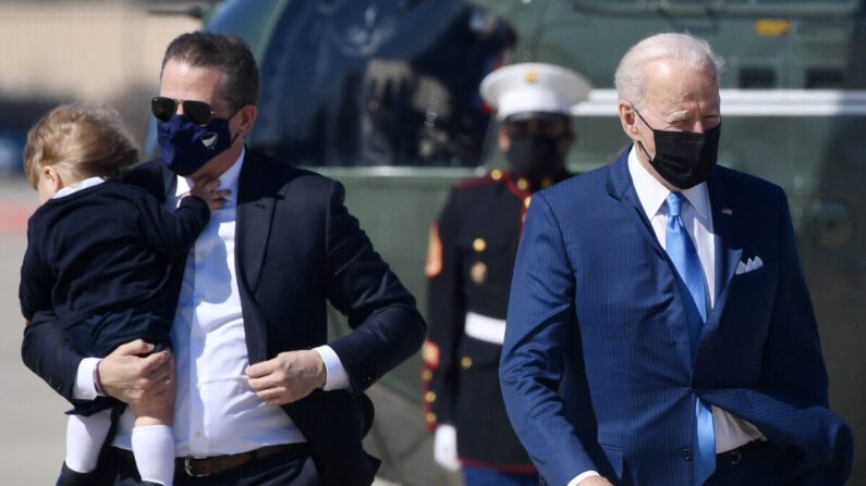 Hunter Biden, a la izquierda, viaja con el presidente Joe Biden para abordar el Air Force One en la base conjunta Andrews, Maryland, el 26 de marzo de 2021. (Olivier Douliery/AFP a través de Getty Images)