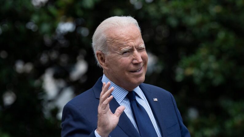 El presidente Joe Biden camina hacia el Marine One en el Jardín Sur de la Casa Blanca en Washington el 16 de julio de 2021. (Brendan Smialowski/AFP vía Getty Images)