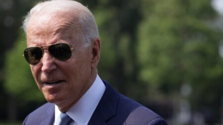 Fiscal general republicano alarmado por la campaña de vacunación «puerta en puerta» de Biden