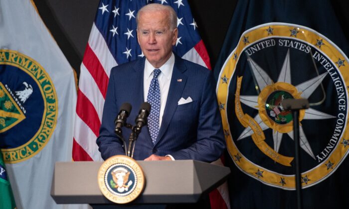 El presidente de EE.UU., Joe Biden, se dirige a la plantilla de la Comunidad de Inteligencia y a sus dirigentes durante una visita a la Oficina del Director de Inteligencia Nacional en McLean, Virginia, el 27 de julio de 2021. (Saul Loeb/AFP a través de Getty Images)