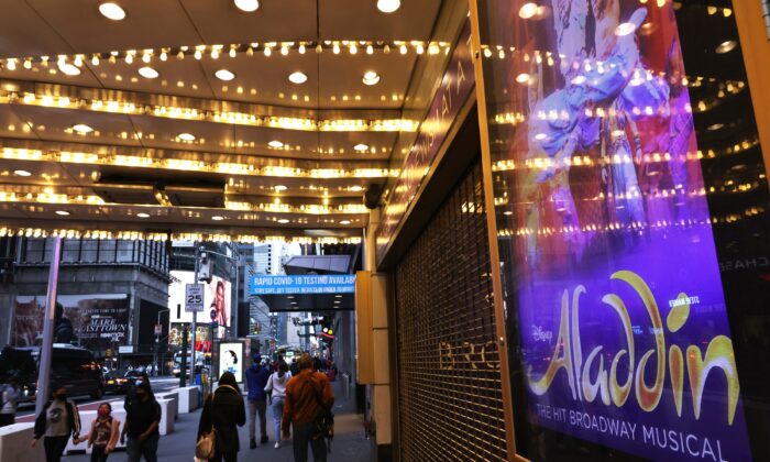 La gente camina por el Distrito de los Teatros en Manhattan, Nueva York, el 6 de mayo de 2021. (Michael M. Santiago/Getty Images)