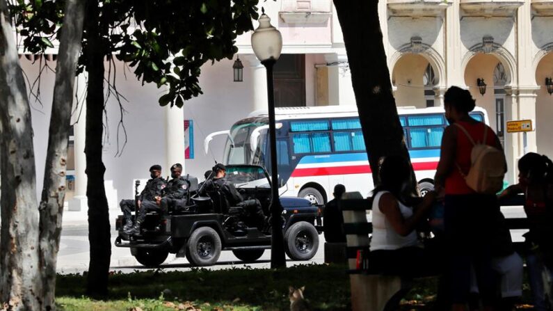 Varios policías de una brigada especial se transportan en vehículo cerca del Paseo del Prado hoy, en La Habana (Cuba). EFE/ Ernesto Mastrascusa
