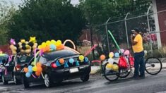 Abuelito mexicano adorna su triciclo de trabajo con globos y lleva a su nieta a la caravana escolar