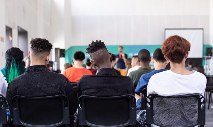 Niños que reciben instrucción en una escuela. (Sam Balye/Unsplash)