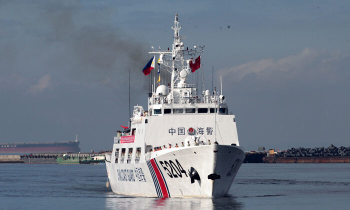 Barco de la guardia costera china se prepara para anclar en el puerto de Manila para una escala portuaria el 14 de enero de 2020. (AFP vía Getty Images)