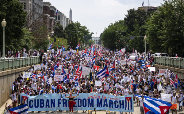 Activistas y simpatizantes cubanos marchan desde la Casa Blanca hasta la Embajada de Cuba en la calle 16 durante una manifestación por la libertad de Cuba en Washington, el 26 de julio de 2021. (Drew Angerer/Getty Images)
