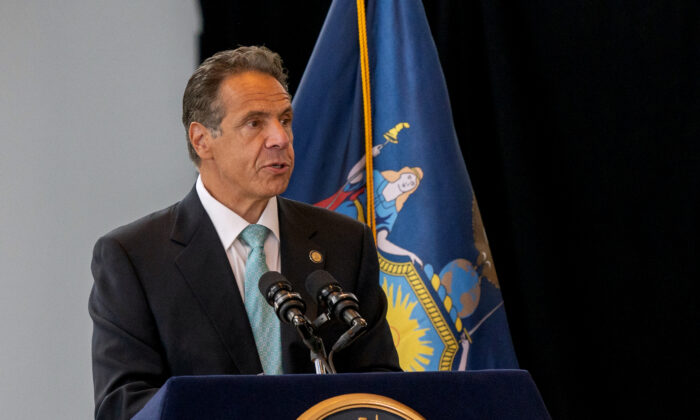El gobernador de Nueva York, Andrew Cuomo, habla durante un evento de prensa en la ciudad de Nueva York, el 15 de junio de 2021. (David Dee Delgado/Getty Images)