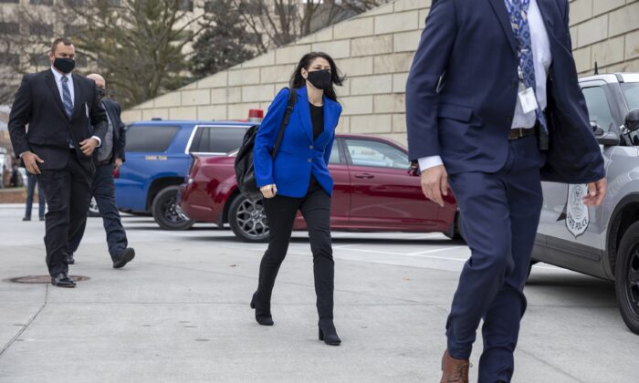 La fiscal general de Michigan, Dana Nessel, camina hacia el Capitolio del Estado de Michigan en Lansing, Michigan, el 14 de diciembre de 2020. (Elaine Cromie/Getty Images)