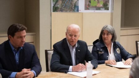 ‘Usted ha sido muy solidario’: Biden y DeSantis se reúnen en zona del condominio colapsado en Miami