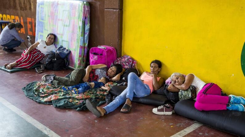 Fotografía de archivo de campesinos desplazados descansando en Ituango (Colombia). EFE/Alvaro Ballesteros/Archivo