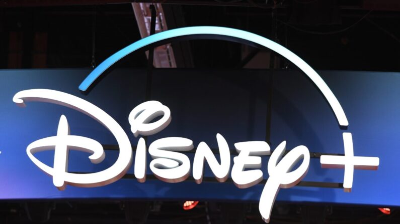 Un cartel del servicio de transmisión de Disney+ es fotografiado en la D23 Expo, anunciada como el "mayor evento de fans de Disney en el mundo", en el Centro de Convenciones de Anaheim en Anaheim, California, el 23 de agosto de 2019. (Robyn Beck/AFP vía Getty Images)