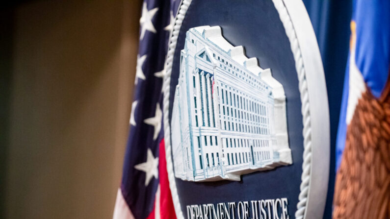 El sello del Departamento de Justicia de Estados Unidos en el escenario del Departamento de Justicia de Estados Unidos en Washington, el 5 de diciembre de 2019. (Samuel Corum/Getty Images)