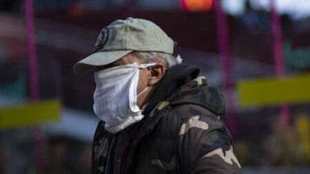 Hombre de Florida presenta demanda ante Corte Suprema contra orden de usar mascarillas de los CDC