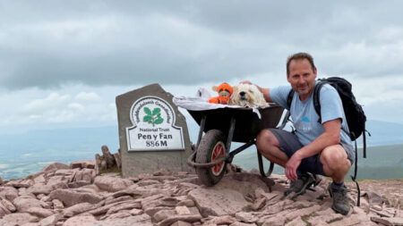 Último ascenso: Senderista llevó a su perro moribundo en carretilla a la cima de su montaña favorita