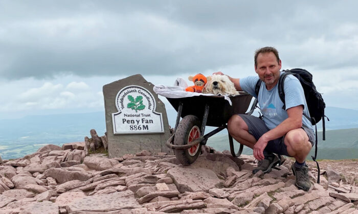 Último ascenso: Senderista llevó a su perro moribundo en carretilla a la cima de su montaña favorita