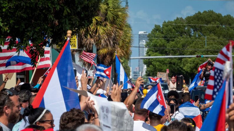 Cubanoamericanos asisten a una manifestación para apoyar a los manifestantes en Cuba, frente al restaurante cubano Versailles en Miami, Florida, EE. UU., 11 de julio de 2021. (EFE)