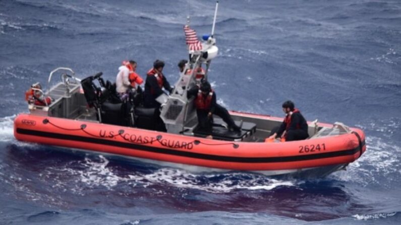 Fotografía cedida el 7 de julio de 2021 por la Guardia Costera de los EE.UU. donde aparecen unos miembros de la tripulación del guardacostas Thetis mientras se mueven en un bote para buscar y rescatar a personas en el agua aproximadamente a 32 millas (51 kms) al sureste de Key West, Florida (EE.UU). EFE/ Guardia Costera EE.UU.