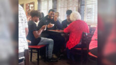 Hermanos adolescentes se sientan a comer con anciana solitaria en un restaurante: “Ella estaba feliz”
