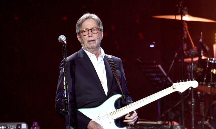 Eric Clapton actúa en el escenario durante Music For The Marsden 2020 en The O2 Arena en Londres, Inglaterra, el 3 de marzo de 2020. (Gareth Cattermole/Getty Images)