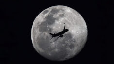 Fotógrafo capta accidentalmente a un avión de pasajeros volando frente a la luna de nieve