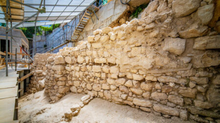 Arqueólogos hallan restos de antigua muralla construida en Edad de Hierro en Reino de Judá en Israel