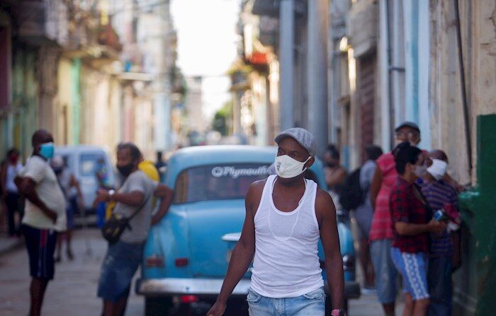 Hombre camina con cartones de huevos por una calle de La Habana, el 15 de julio de 2021. (EFE/Yander Zamora)