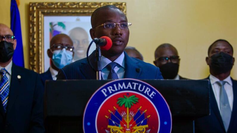 Fotografía de archivo fechada el 13 de julio de 2021, que muestra al primer ministro interino de Haití, Claude Joseph (c), mientras habla durante el acto de presentación del comité encargado de organizar el funeral del presidente asesinado Jovenel Moise, en Puerto Príncipe (Haití). EFE/ Jean Marc Hervé Abélard