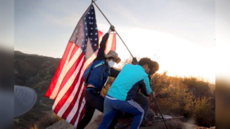 Adolescentes patriotas escalan una montaña para reemplazar una bandera estadounidense: California