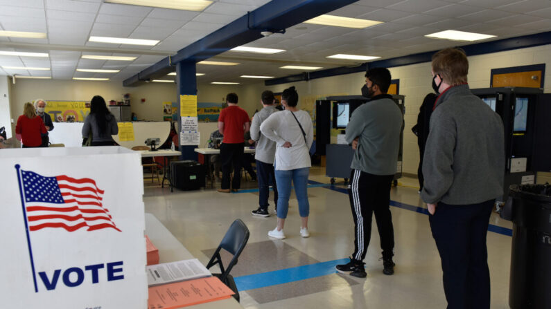 Los votantes acuden a las urnas en el colegio electoral Sara Smith Elementary, en el distrito de Buckhead, en Atlanta, durante la segunda vuelta de las elecciones al Senado de Georgia, el 5 de enero de 2021. (Virginie Kippelen/AFP vía Getty Images)