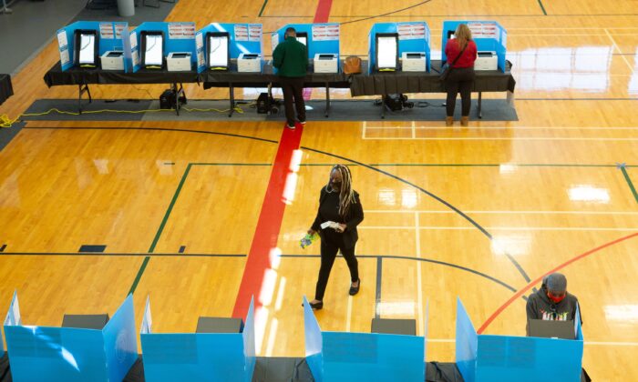 Votantes en el sitio de votación de Lucky Shoals Park, en Norcross, Georgia, el 3 de noviembre de 2020. (Jessica McGowan/Getty Images)