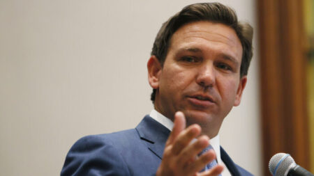 DeSantis responde al aumento de casos de COVID-19: Es un «virus estacional»